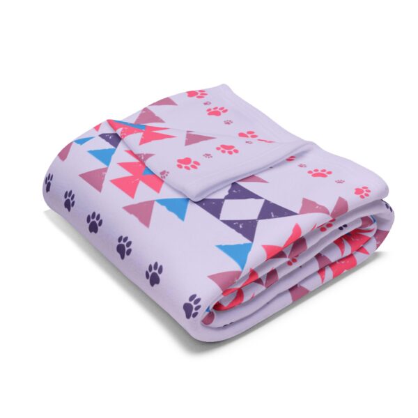 Cozy Arctic Fleece Blanket with Vibrant Tribal Pattern - Image 4